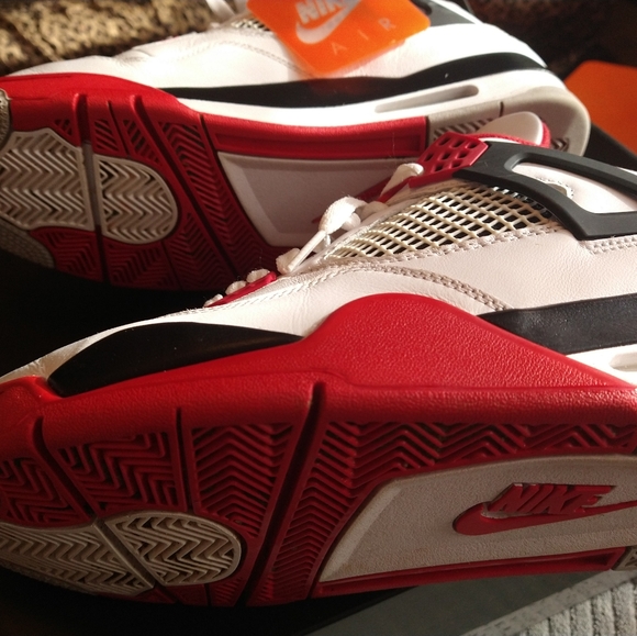 Air Jordan fire red 4's 2021 - Picture 2 of 6